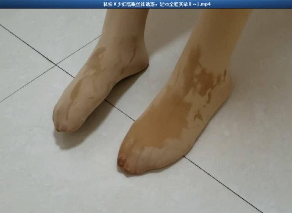 私拍《少妇高跟丝袜诱惑，足xx全程实录》 片长13分钟，1080p全高清拍摄。真实少妇丝足高跟极度诱惑，足xx后弄得满脚湿透，黑丝肉丝各一段，剧情不做过多描述，懂的自然懂.....本片为一往情深绳艺工作室定拍作品，版权所有，定拍咨询qq1002871968 客服qq906267332 欢迎定拍咨询交流。“网盘文件为压缩包，统一解压密码ywqs”