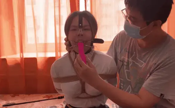 玩奴原创之可爱妹奴小倩床下放置拉出严厉调教，sptk挠痒，口水，口枷棒棒入喉，真实约调实录，定拍和谐交流购约绑教程请加805351328 解压密码<span style='color:#b0b0b0;'>[隐藏文字，购买后可见]</span>感谢大家对我的支持，本次带来的是可爱妹妹小倩的真实约绑实录，床下放置拉出来调教，胯下sp，鼻钩口枷，tk，强制挠痒，棒棒入喉口水直流，附带真实对话以及准备过程，长篇放送，十分精彩。痛苦与欢乐并存哦！<br>另外为了方便各位同好约绑，博主最近推出了一个非常详细的约绑教程。里面有非常详细的从零基础开始教大家如何认识妹子，如何与妹子沟通等等。非常的实用，有兴趣的各位同好加805351328咨询。<br>下载操作：<br>1、电脑下载<br>2、解压<br>3、将压缩包内rar文件名后缀修改为mp4。<br>目前博主已经出了三个系列，分别是绝对真实调教系列，真实约怕系列，和最近新出的口水囚徒系列哦！都非常精彩，各种元素满满，希望各位同好多多支持！推特可以关注024玩奴原创。<br><br>