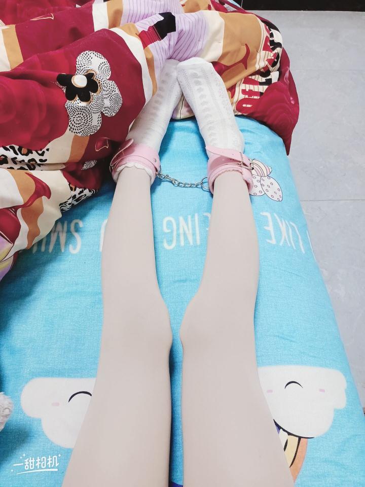 莉莉的小脚丫捆绑 - 目前只有这几个袜子啦，嘻嘻