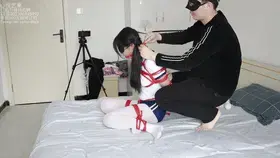 【心悦艺束】00后活泼体操小萝莉温馨三部曲之2，小萝莉的M字捆绑调教 00后小萝莉这次的拍摄一共拍了三个视频，下次不定啥时候了，这是第二个，日式股绳M字，眼罩口球小项圈，齐活，最后在用棒棒刺激刺激，得劲。就是小姑娘太活泼了点，真的是巴拉巴拉个没完，口球都堵不上她的嘴，求网友支招整治整治她<br>定拍，模特应聘，请加Q2386945992。海外用户请用Telegram：xybondage。最低500元即可订拍。<br>视频中的衣物，丝袜，道具有需要的也可联系我。