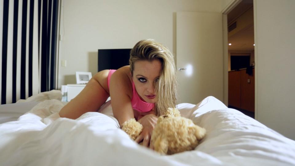 Teddy Loving In this seriously hot video, Alexis gives 1 very lucky teddy a face-ride he will never forget! I bet you have never wished you were a teddy as much before in your life.<br><br><span style='color:#b0b0b0;'>[隐藏文字，购买后可见]</span>