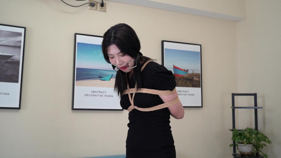 「蔚蓝艺束」子晗 高手股绳 直臂驷马 口枷舌夹 口水横飞 解压密码：weilanyishu<br><br>内容介绍：身高175的子晗小姐姐，身柔韧性非常好，高手极限捆绑加股绳，解开后又被直臂驷马紧缚。口枷紧紧的勒着嘴，还用夹子夹住了舌头，口水顺着夹子流了下来！<br>蔚蓝艺束原创作品（索尼A7M3或黑卡7，双机位拍摄）。工作室坐标唐山，招聘绳模，待遇优厚；绿色定拍（不约拍）、绳模及爱好绳艺的朋友请加QQ2105653965 （注明来意：定拍、模特应聘）<br><br>模特：子晗<br>年龄：21<br>身高：175<br>体重：56<br><br>视频格式：MP4<br>视频大小：1.58G<br>视频时长：43分钟<br>视频编号：WL0028-子晗<br><br>敬告：最近网盘文件频繁被和谐，请购买者务必先检查链接是否有效，如链接失效，联系QQ2105653965处理。所购买的视频文件务必下载到电脑里保存，切勿在线解压！！！！<br>