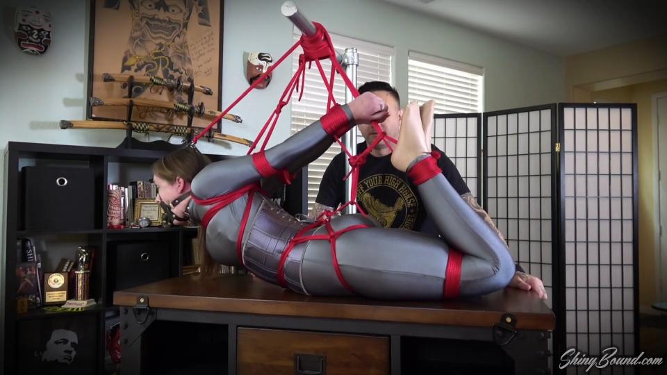 Helplessly Tied Rachel Adams shinybound视频<br>Sexy Rachel Adams submits to a partial suspension hogtie that leaves her hanging there completely helpless. Barely able to move a muscle.. She looks stunning in her silver spandex catsuit and ropes.<span style='color:#b0b0b0;'>[隐藏文字，购买后可见]</span>