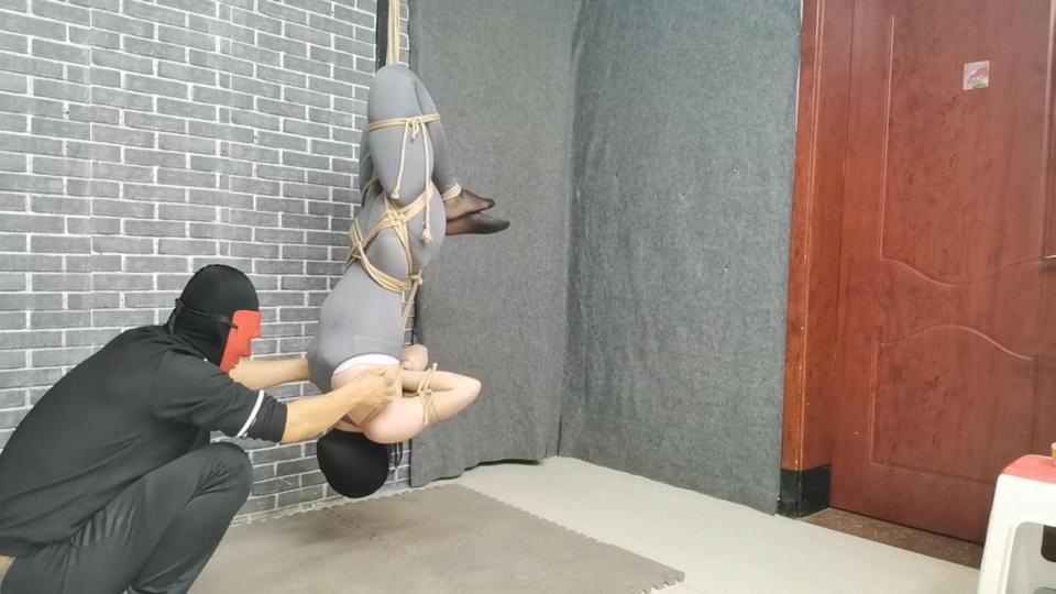 柔柔奴倒吊振动、拍打，TK,本来倒吊呼吸困难，又被多层网袜套头，呼吸更加困难,在加上棒棒不停地骚扰,倾刻间骚水暴出...... 解压密码:hdsy<br>把柔柔奴紧缚起来，直接倒吊，拍打TK，呻吟挣扎，越挣扎吊的越紧，把网袜套到头上，呼吸更加困难,上面棒棒不停地突突突，一会儿搔水被逼了出来，终于老实啦......<br>定拍、约拍请加qq272728243联系