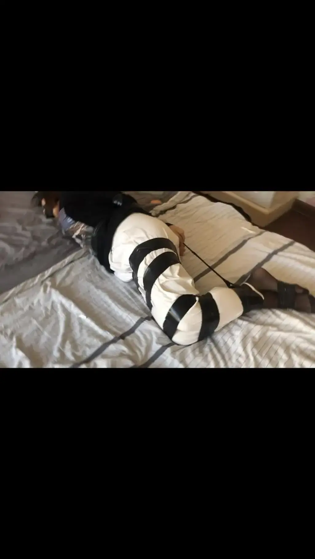 【酱酱喵】裤里丝胶带捆绑1 这次是听取群友的意见说想看裤里丝于是乎就拍摄了一共三部分这是第一部分  黑丝外面穿上裤子然后用胶带捆绑脚也不能放过最后拿丝袜堵住嘴巴买的医用胶布不会用只能无奈用黑色的胶布了【酱酱喵】欢迎大家来定拍约拍赞助 同时也招聘石家庄及河北地区绳模想体验的也可以1446956255  交流的地方739319740