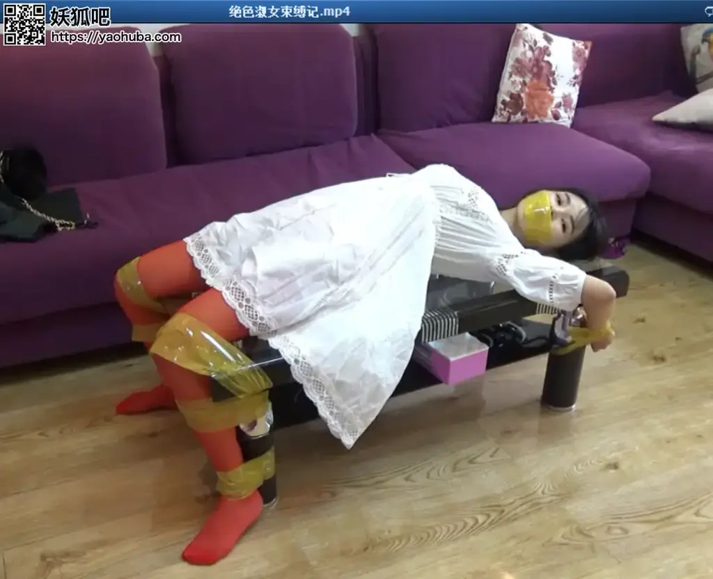 绝色淑女束缚记 片长41分钟，1080p全高清拍摄。我是一名摄影师，经常可以接触到漂亮妹妹，今天这位绝色淑女就又成为了我的猎物，我告诉她被束缚起来是一种艺术，还可以锻炼身体，单纯的妹妹居然相信了，哈哈哈.....本片为一往情深绳艺工作室定拍作品，版权所有，定拍咨询qq1002871968 客服qq906267332 欢迎定拍咨询交流。“网盘文件为压缩包，统一解压密码ywqs”