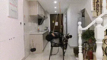 惊险吊缚自缚 这次的自缚是一个新想到的吊缚，差一点就要下不来被吊一晚上等保洁阿姨了，我完全没有想到手间接承重也会绑这么紧，完全没有一点脱出机会，刚从凳子上摔下去我就发现完全解不开，然后心理的作用下开始急了，按照这么久自缚经验来看已经下不来了，我整个人都开始慌了，好在过了一会我突然想到，因为自己懒承重绳绑的活结，这个活结救了我一命！太惊险了，以后大家这种玩法一定要绑活结，后面我会把这个自缚方法改良一下然后做个组图教程发出来当福利，大家一定要注意安全！这次自缚除了[不可描述]和[不可描述]之外还加了电击[不可描述]和贴片～衣服是情趣小皮衣，和过膝渔网袜加过膝高跟