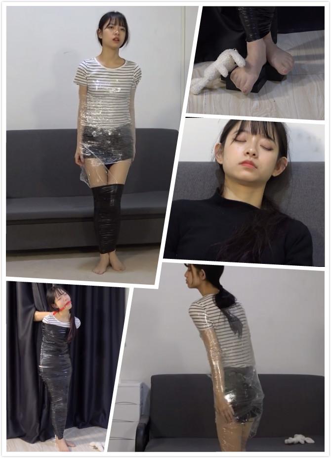 美束映画定拍  玩偶  下 剧情的下部<br>逃脱了上次玩具的魔法后，小A这一次想要快速逃离，不料这玩具的魔法再一次的发动了。<br>这一次她又感觉到自己的身体不受控制了，而这一次捆绑她的不是绳索，而是保鲜膜，小A的全身都被保鲜膜缠了个结实<br>她努力的拿到了剪刀，好不容易挣脱了一点，结果又从自己的双腿开始，又被一卷黑色的胶带慢慢的捆了上来，最后又被黑色胶带把自己全身捆了个遍。<br>小A努力的想要跳着逃跑，却不知为何自己被怪力弄到了一个柱子上，最终小A逃脱失败，被玩具的魔法用胶带捆在柱子上，苦苦挣扎