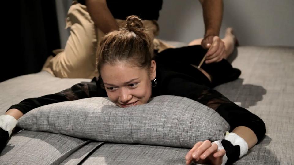 TickleTherapy - Zariya tickle test We invited young theater actress Zariya to try tickle therapy. She hadn't heard about anything like this before and was unaware what it would be like for her. She knew she was ticklish and it was scary as she heard that tickling can be horrible torment. She came anyway and this is her first time of being restrained and tickled, not being able to stop it.<br><br>The tickle therapist gets to know her sensitive zones, exploring this girl from head to toes.<br>The funny thing is that after this test Zariya never came back (too busy with her projects as an aspiring actress), so this is her only tickle therapy session so far.<br>Fortunately, she had a nice workout and stress release at the hands of the tickle therapist. We still hope that maybe one day we'll be able to bring her back and tickle more.<br><br>Don't forget to watch the interview of this cute girl on our youtube channel with the link below.<br><br><span style='color:#b0b0b0;'>[隐藏文字，购买后可见]</span>