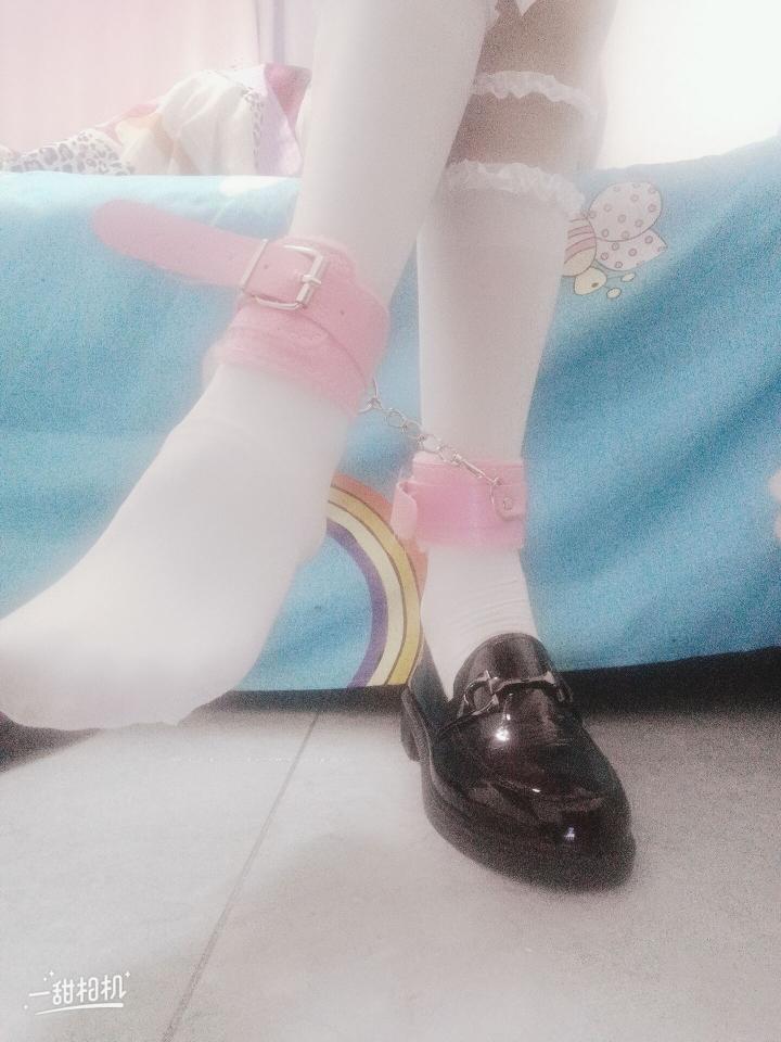 莉莉的小脚丫主人喜欢吗 - 想舔吗