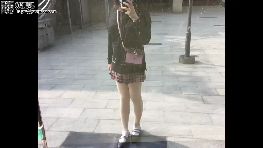 刘璐璐老师濒临倒闭商场自主任务（具体请看截图及标签） 工作室兼职模特刘璐璐老师，来到废弃商场进行自主任务。<br>（怕百度上课，所以不发网盘，恳请管理员谅解，如需要高清版可以凭借购买记录加片尾QQ联系）<br>本片为同好创意，并提供一定赞助。和刘璐璐交流了一下想法，刘璐璐老师表示可以一个人完成任务，于是，她偷偷溜了号，在一个工作日的下午，基本圆满，甚至可以说是出乎意料的完成了此项任务。<br>任务1场景：废弃店铺<br>任务2场景：试衣间<br>任务3场景：观光电梯门口<br>任务4场景：原计划室外（但临时改变计划，更精彩）<br>任务5场景：电影院唱歌房<br>任务5番外：（自己看视频）<br>任务6场景：继续电影院唱歌房<br>任务7场景：重回任务4地点（但最终因为一群社会青年在附近转悠被迫中止，介意勿买）<br>完全一人，凭借手机支架拍摄，喜欢户外的同好多多支持哦。<br>本工作室模特均为兼职模特。刘璐璐老师为正式在编教师，有正式工作~有正式工作~有正式工作~所以不露脸，所以不露脸，所以不露脸（重要事情说三遍，介意勿买）<br>承接定拍。片中出现的道具均可以出售，数量有限，先到先得。