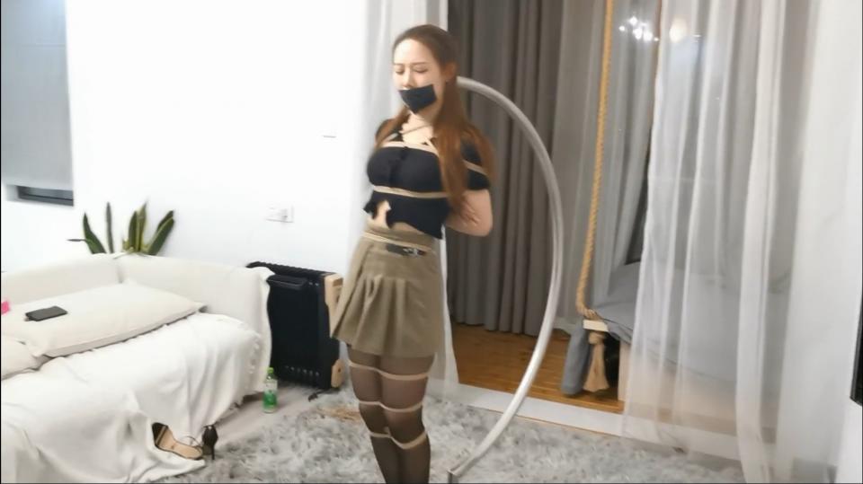 【奥特曼定制】【剧情向】愿望卡片2（下集）严丹 梦怡 奥特曼工作室定拍：与奥特曼工作室第二次合作，此为《愿望卡片》的第二部，由于得到工作室告知小丁可能以后不再拍摄，因此将小丁换成了严丹。剧情承接上一部结尾，（没看过第一部的朋友有兴趣的话可以在本站搜索“愿望卡片”进行购买观看）两人体验完紧缚之后，女主一小丁（现在改为严丹，为女主二）觉得不过瘾，于是让梦怡用卡片将自己绑在了桌子旁，接着梦怡出去逛街让严丹一人慢慢享受，接下来又会发生什么事呢？