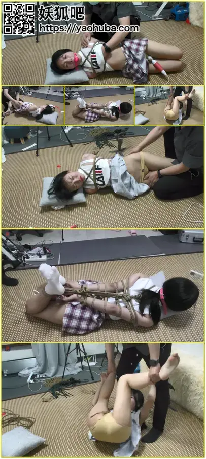 更可怜！不一样的小软，半推半就的重大尺度挑战！JK、白袜绳戏下集，娇娇少女的驷马绳虐、大口球、丰胸、脱衣亵玩、强震折磨，重度蹂躏下的对白与呻吟（SJ版） A JK-style performer in white socks undergoes rope bondage, spread-eagle restraint, a ball gag, breast play, undressing, and intense stimulation.