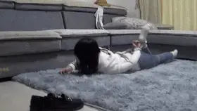 【雨涵工作室】好缺德的铐法 居然敢这样铐我涵大小姐 还要我自己解缚 白袜手铐绑股绳 手脚相连好难动 【雨涵工作室】交流QQ：2631394119，定拍定文原味都可以找我~找我~谢谢大家！来找我哥（新月工作室的月老狗）学习的代价就是要被他逼着各种体验，今天让我尝试手铐自行脱缚，看到我动的还算灵活，这个该死的家伙反悔了，要给我换个铐法，结果把我摁趴在地上，左手右脚靠在一起了，气死我了，钥匙要给我丢沙发顶，我根本起不来，看起来一个手一个脚完全能动，但根本没办法协调身体，我起都起不来，最后这家伙终于良心发现给我把钥匙丢了过来我都解了好久才好不容易弄开……