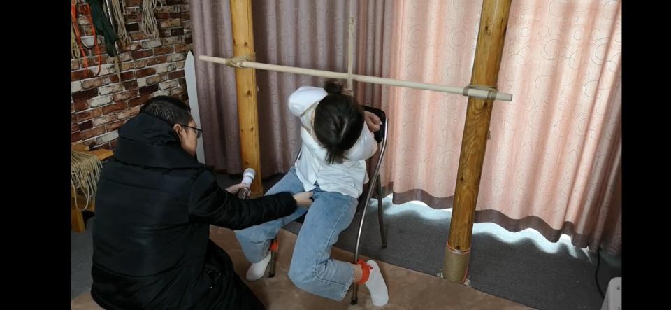 牛仔裤强高游戏 杨蕊 牛仔裤强高游戏，妹子被反手捆绑在椅子上用手摸下面，棒棒强制gc ……妹子非常敏感随便摸一下就巴拉巴拉个不停，好了说多了没用请欣赏视频，另外有视频问题，合拍 应聘 等绳艺交流，1956710853