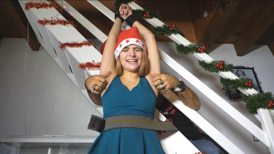 LISABETH'S TICKLISH UNDERARMS ARE A CHRISTMAS PRESENT Lisabeth offered us a wonderful Christmas present with her extremely ticklish underarms.<br>She loves to be tickled with feathers and fingers and she asked us if we would enjoy to play with her armpits for Christmas.<br>What a nice request so we offered what she loves and what we want to do.<br>Feathers and fingers run on her extremely ticklish skin and her cute laughter is a pure tickler's music.<br>Cherry on the cake she regulary asks for more and more tickles especially with fingers because it tickles even more and this is what she enjoys.<br>Lisabeth is a dream for tickle fantasies.<br><span style='color:#b0b0b0;'>[隐藏文字，购买后可见]</span>