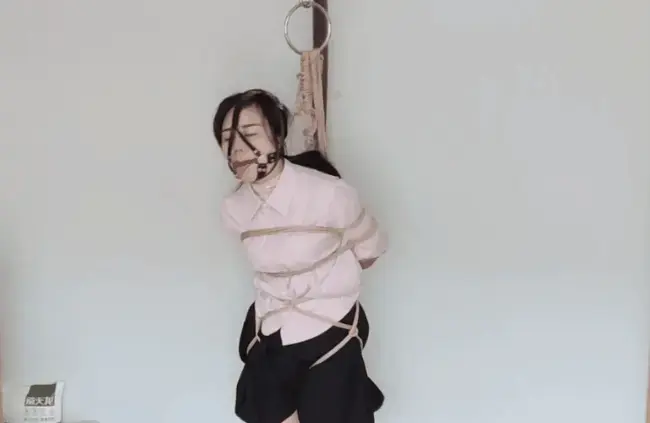 大二肉丝学妹小乐真实约绑之立缚与单腿吊缚两种绑法，马具口球紧缚挣扎，开口器口水拉丝，定拍和谐交流购约绑教程请加805351328 解压密码<span style='color:#b0b0b0;'>[隐藏文字，购买后可见]</span>感谢各位对我的支持，本次带来的是大二小乐妹子的约绑。这次用了吊杆。首先是后手站立并腿缚配上马具口球，然后让她尝试脱缚。之后的话带上口环，尝试了单腿吊缚，这种姿势比较痛苦，挺起后背比较困难呢，口水慢慢拉丝流了下来，所有的拍摄均为真实约绑，并无演技成分，这也是博主一直一来所坚持的，敬请收看。<br>另外为了方便各位同好约绑，博主最近推出了一个非常详细的约绑教程。里面有非常详细的从零基础开始教大家如何认识妹子，如何与妹子沟通等等。非常的实用，有兴趣的各位同好加805351328咨询。<br>下载操作：<br>1、电脑下载<br>2、解压<br>3、将压缩包内rar文件名后缀修改为mp4。<br>目前博主已经出了三个系列，分别是绝对真实调教系列，真实约怕系列，和最近新出的口水囚徒系列哦！都非常精彩，各种元素满满，希望各位同好多多支持！推特可以关注024玩奴原创。<br>玩奴原创之人形犬口水分泌机的使用方法，棒棒糖入喉核酸检测，汹涌大量口水流不停，口环鼻钩，2号机出炉，定拍和谐交流约绑教程请加805351328。<br><br>