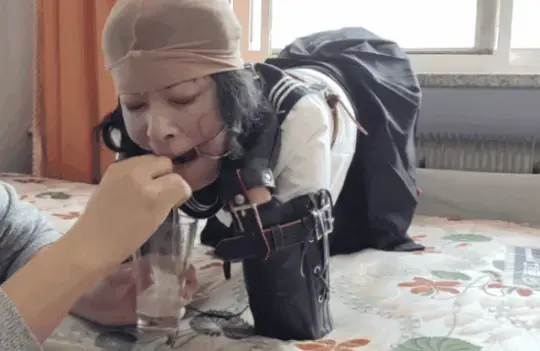 玩奴原创之人形犬口水分泌机的使用方法，棒棒糖入喉核酸检测，汹涌大量口水流不停，口环鼻钩，2号机出炉，交流约绑教程请加805351328。 解压密码<span style='color:#b0b0b0;'>[隐藏文字，购买后可见]</span>人形犬口水分泌机2号菁菁的使用方法。汹涌口水流不停，喜欢口水的同好千万不能错过的一部片子！<br>首先将小姐姐皮革人形人行犬化之后带上喜欢的超大口环与鼻钩，无法动弹那么正式开始使用！<br>这部机器的钥匙就是一枚棒棒糖，将其深入到分泌口中，不停搅动即可得到想要的口水哦！如果想要一次性得到大量的口水就必须将棒棒糖深入到喉咙类似核酸检测的方法进行搅动的话，就可以一次性得到超多的口水了呢！<br>使用时间为25分钟，如果超过时间机器就需要休息哦。本次的话还特别加入了注射器清洗环节！<br>另外为了方便各位同好约绑，博主最近推出了一个非常详细的约绑教程。里面有非常详细的从零基础开始教大家如何认识妹子，如何与妹子沟通等等。非常的实用，有兴趣的各位同好加805351328咨询。<br>下载操作：<br>1、电脑下载<br>2、解压<br>3、将压缩包内rar文件名后缀修改为mp4。<br>目前博主已经出了三个系列，分别是绝对真实调教系列，真实约怕系列，和最近新出的口水囚徒系列哦！都非常精彩，各种元素满满，希望各位同好多多支持！推特可以关注024玩奴原创。<br>