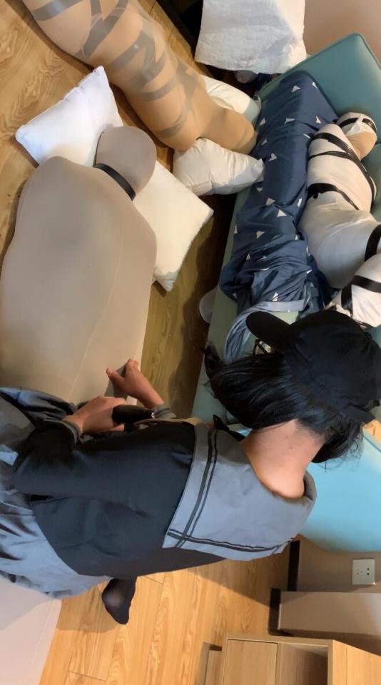近期线下聚会【第二部分】三条茧子，丝袜木乃伊振动【猛男警告】 猛男警告，CD警告！不喜勿买不喜勿喷！<br>刚学剪辑没多久，剪的慢，这次聚会还有最后一部分我尽快弄出来。<br>也欢迎江浙沪一带喜欢全包和木乃伊的女孩子、男孩子同好一起交流约玩聚会，qq：3558135792