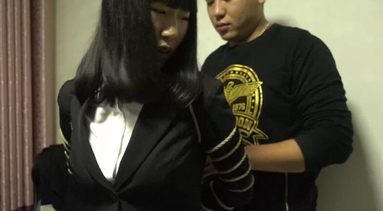 灰鸟定拍 女记者体验囚犯生活 先女记者被人贩子劫持，被警方救了后，药劲没过，警方只好给她戴上手，后来还原绑架现场还把女记者再绑了起来，再后来就是女记者受安排来采访，体验女犯生活。