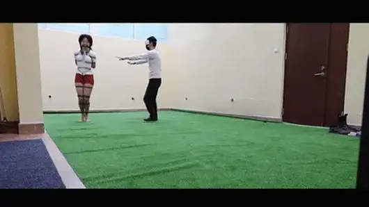 【半岛束艺台】【海语】YT999 台长变蝙蝠，靠声音捉迷藏 至此，小于1000编号的作品已全部发完，本台全面进入千时代。这一期有一个比较有趣的环节，当天正好是苏心前来面试的日子，台长和海语玩得正欢的时候，她正好到来，有点小尴尬又有些小好奇。<br>注：本台已启动半岛居民入驻计划，详情请关注本台主页https://linzijun.app/@BDTV<br>半岛居民除享有岛中不断更新的作品外，凡一次性购买6个月以上“大岛计划”的岛民享有半年一次的免费无版权定拍及免费现场活动（需政审）权利。<br><br>★★★解压密码：<br>peninsula2018<br>修改后缀名mp4，勿在线观看<br><br><br>【半岛束艺台】不做精品只做生活，用镜头记录最真实的绳艺，纯净捆绑，健康游戏！为每一个热爱捆绑的朋友展示最纯粹的绳艺，为每一个客户用心打造属于您的专属作品。<br>官方网站：http://www.bdtv6.club<br>本站主页：https://linzijun.app/@BDTV<br>联系方式：QQ2245148409/微信peninsulastudio/推特Twitter@PeninsulaBound<br>业务咨询秒回，闲聊看心情，色情勿扰。<br><br>