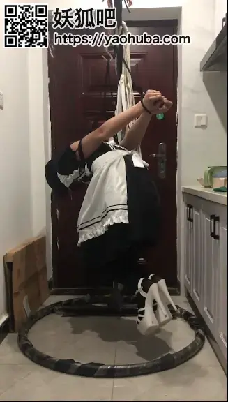 女仆装黑丝高跟吊缚驷马 晓舞的自缚系列3<br>女仆装黑丝高跟吊缚帆布鞋驷马，强制[不可描述]，吊缚强制罚站，蹲不下去，站不起来，抖得腿都痛了，自缚有风险，不要轻易模仿，做好万全的准备。<br>单手套自缚驷马加强制[不可描述]…   ahhhhhh<br>百度云改后缀mp4