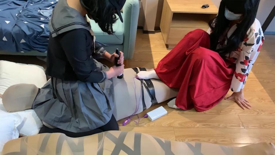 近期线下聚会【五一聚会最后部分】丝袜木乃伊振动，被丝袜睡袋包的家伙坚持了四个小时【猛男警告】 猛男警告，CD警告！不喜勿买不喜勿喷！<br>头一次拍摄和剪辑，才知道拍片的大佬们有多累，后续的聚会可能会请一些女S参与。<br>也欢迎江浙沪一带喜欢全包和木乃伊的女孩子、男孩子同好一起交流约玩聚会，qq：3558135792