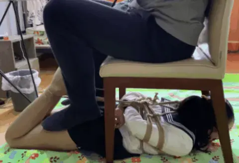 玩奴原创之大学妹子的初绑体验，超紧驷马马具口球椅下放置，肉丝tk挠痒，交流定拍购约绑教程请加805351328 解压密码<span style='color:#b0b0b0;'>[隐藏文字，购买后可见]</span>，感谢各位的支持！本次来带的是妹子小倩的初次约绑实录。首先是白色jk肉丝驷马超紧缚，然后就把她抬起来移动到博主的椅子下面放好，接着踩着她的臀部tk，玩的很嗨，<br>她还挺怕痒，一直想逃而且一直呻吟，但是椅子卡在那也没法移动，只能被博主强玩，羞耻呈现！<br>另外为了方便各位同好约绑，博主最近推出了一个非常详细的约绑教程。里面有非常详细的从零基础开始教大家如何认识妹子，如何与妹子沟通等等。非常的实用，有兴趣的各位同好加805351328咨询。<br>下载操作：<br>1、电脑下载<br>2、解压<br>3、将压缩包内rar文件名后缀修改为mp4。<br>目前博主已经出了三个系列，分别是绝对真实调教系列，真实约怕系列，和最近新出的口水囚徒系列哦！都非常精彩，各种元素满满，希望各位同好多多支持！推特可以关注024玩奴原创。<br><br>
