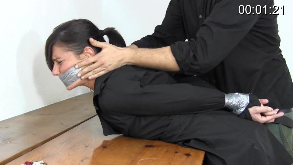 Julia and...The seller... Julia is grabbed, tied and gagged with tape by a man that caught young women and to sell them to rich Arabian for their Harems... THE VIDEOS IS IN ITALIAN LANGUAGE...<br><br><span style='color:#b0b0b0;'>[隐藏文字，购买后可见]</span>