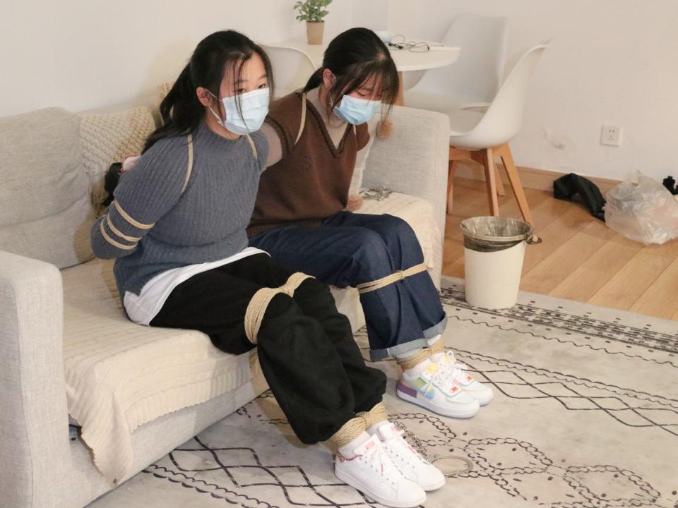 【学姐学妹】《酥酥么么来试镜》：新模中学生小姐妹来应聘，一起体验人生里的初次捆绑 模特已成年！<br><br>两个可爱的中学生小姐妹一起来试镜，初次体验捆绑。两人刚来的时候超级紧张，站在门口一直往里望，拉着手不赶进来。进来一套五花之后，两人都放松了下来，开始坐在一起被绑着聊天。其中一个练过舞蹈，柔韧性超好，极限驷马不在话下。另一个小时候玩过家人的手铐，把小伙伴铐起来结果解不开了，还被大人打了一顿。五花 超紧驷马 戴镣下跪 戴镣行走，白鞋白袜。（耐克空军板鞋和阿迪stan smith）<br><br>苏·学姐学妹工作室<br>QQ2368808785<br>加我请注明妖狐吧