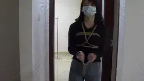 【雨涵工作室】铐住我的手 让我自己找钥匙 结果放在一个我拿不到的地方 时间到了居然把我固定在床上丢着不管 最后都哭了 【雨涵工作室】交流QQ：2631394119，定拍定文原味都可以找我~找我~谢谢大家！被欺负得好惨，手铐连股绳本来就不好动，还让我去找钥匙，找不到就算了，最后告诉我钥匙放在我根本不可能这样拿得到的地方，气死我了。最后时间到了看到我没拿到钥匙，居然把我摁在床上直接捆绑铐起来，钥匙吊在我眼前可是我拿不到，最后硬把我气哭了！！！