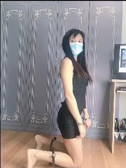 自拍自演 认罪伏法的少女周涵 犯了罪的少女周涵，被带上了背铐，脱下靴子、丝袜、和棉衣，戴上脚镣，才认罪伏法……周涵妹子委托出售，周涵定拍QQ：2383746893