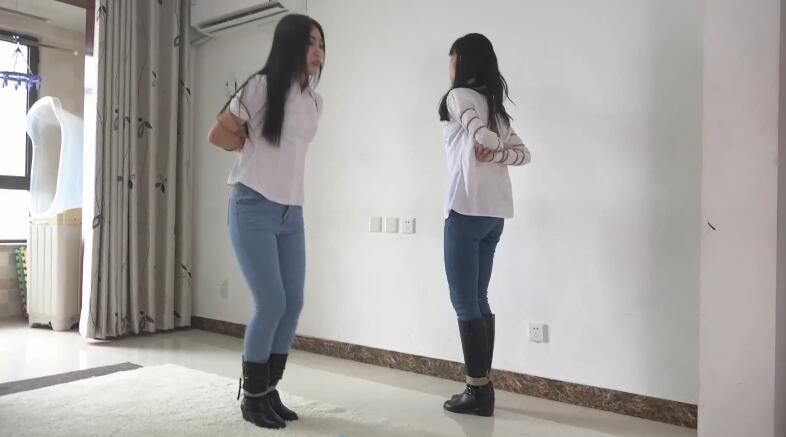 灰鸟定拍 捆绑入狱的女孩 两个妹子犯了事被抓到了看守所，不过这个看守所很特殊，不是手铐脚镣而是捆绑，为了不让胳膊和腿麻木，只有不停的蹦跳才能缓解……