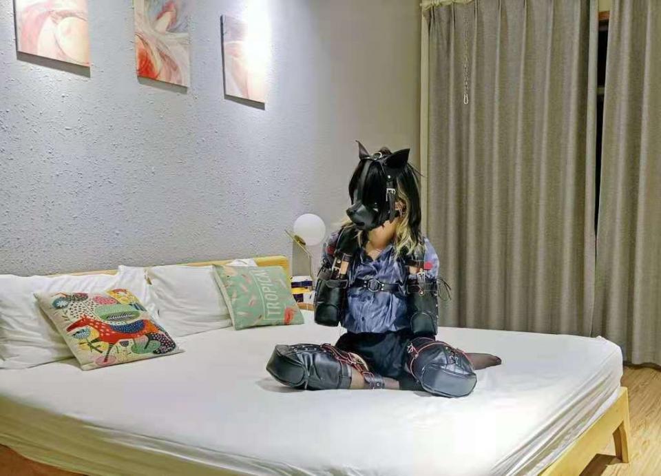 小谔谔的K9调教 新人首次发布视频，福利价格<br>大s小谔谔去帮忙拍摄，看到了k9套装，迷迷糊糊就穿到身上了，反应过来的时候已经来不及喽~只能接受调教啦！<br>第一次拍摄声音和画面有些不和谐，请大家多多包涵，有问题反馈给我，会努力改正的。