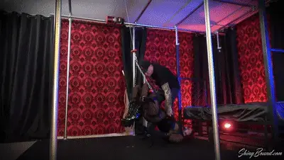 Upside Down Orgasms 性感莎拉布鲁克是皮带绑在PVC和皮革恋物癖穿，然后小心地举起电绞车，直到她倒过来，她的膝盖摆动。完全无助和挂在那里， 闪亮抓住一个振动器， 把问题掌握在自己手中， 给她[不可描述]后[不可描述]！Sexy Sarah Brooke is belt bound in PVC and leather fetish wear and then carefully hoisted up with an electric winch until she is upside down and swinging by her knees. Completely helpless and hanging there hogtied, Shiny grabs a vibrator and takes matters into his own hands, giving her orgasm after orgasm!<span style='color:#b0b0b0;'>[隐藏文字，购买后可见]</span>