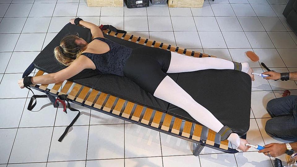 Fantasies Continue Face Down With The Ticklish Dancer 购买链接：<span style='color:#b0b0b0;'>[隐藏文字，购买后可见]</span>Fantasies continue face down for the ticklish dancer Lisabeth.<br>This position is the worst for her because she can't see her tickler and from where the tickles come.<br>The sadistic fingers run all long Lisabeth's ticklish body exploring all her most sensitive spots as usual.<br>Lisabeth was more ticklish than usual during this session and her reactions are very arousing.<br>The first part of the clip is focused on her sides, underarms and neck then the tickler gets her extremely sensitive feet with fingers and different tickle tools.