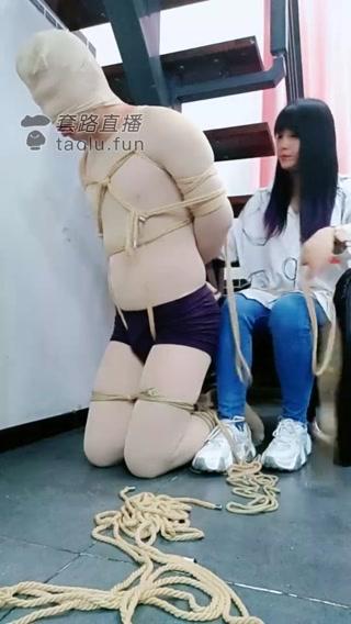 【冰雨S】捆绑束缚调教丝袜全包紧身衣贱奴 【冰雨S】捆绑束缚调教丝袜全包紧身衣贱奴<br>创作;【冰雨S】原创作品<br>描述;【冰雨S】捆绑束缚调教丝袜全包紧身衣贱奴,喜欢的千万不要错过啊，大家支持一下吧