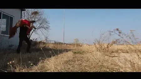 【半岛束艺台】【苏心】【户外】YT1047 寂静的荒野放置 本期关键词：寂静。当上帝视角逐渐拉至全景，你会发现这片荒野上除了一只驷马的苏心没有一个人，连台长也不在这片0.5平方公里的区域内，除了寂静没有更好的词汇描述她此刻的状态，胳膊酸了不能喊，裙子被风掀起不能挡，羞耻、寂静、无助充斥着这片土地。<br>注：本台已启动半岛居民入驻计划，详情请关注本台主页https://linzijun.app/@BDTV<br><br>★★★解压密码：<br>peninsula2018<br>修改后缀名mp4，勿在线观看<br><br><br>【半岛束艺台】不做精品只做生活，用镜头记录最真实的绳艺，纯净捆绑，健康游戏！为每一个热爱捆绑的朋友展示最纯粹的绳艺，为每一个客户用心打造属于您的专属作品。<br>官方网站：http://www.bdtv6.club<br>本站主页：https://linzijun.app/@BDTV<br>联系方式：QQ2245148409/微信peninsulastudio/推特Twitter@PeninsulaBound<br>业务咨询秒回，闲聊看心情，色情勿扰。<br><br>