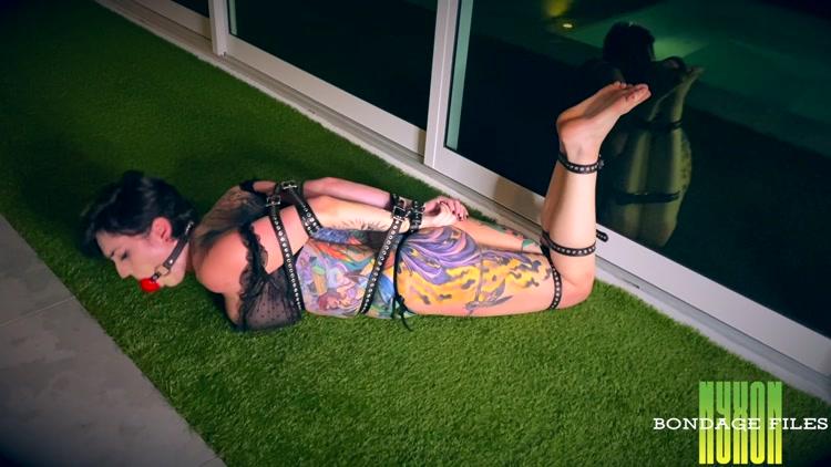 Irene Silver Out For A Midnight Struggle Just a simple clip with a beautiful ballgagged model struggling in the moonlight. It's a bit different than what I usually shoot, but I hope that you enjoy it.<br><span style='color:#b0b0b0;'>[隐藏文字，购买后可见]</span>