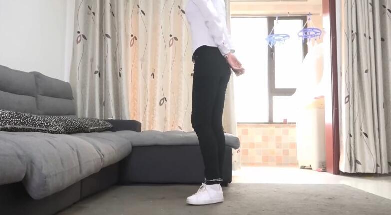 灰鸟定拍 贩毒的少女上集 讲了一个女孩在不知情的情况下给人带毒品，结果被警方的卧底秘密逮捕了，在关押的时间里两个人却互生好感，但是为了规定男警还是按照规范对女孩进行捆绑和戴镣铐的爱情故事，后来女孩被证明清白后，两个人成了男女朋友……<br>