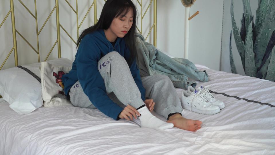物恋传媒731期 ELISE原味棉袜裸足 731期：ELISE－燃烧的花<br>主题：空军一号 白棉袜 裸足<br>ELISE脱袜近距离观赏红嫩美足 小脚非常漂亮 恋足者的最爱<br>