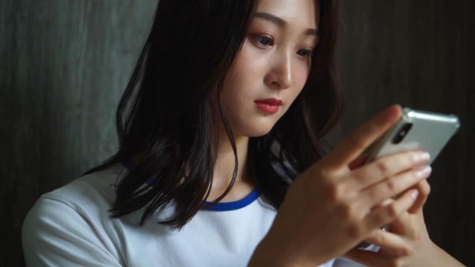 入室抢劫的玩脚狂魔 美女在家被劫持，不光抢走钱财，还被疯狂的玩弄美足，美女只能逆来顺受 被折磨了好久好久<span style='color:#b0b0b0;'>[隐藏文字，购买后可见]</span> 武汉唯美之家出品，招收模特女m，约拍定拍：2840759214。516640547