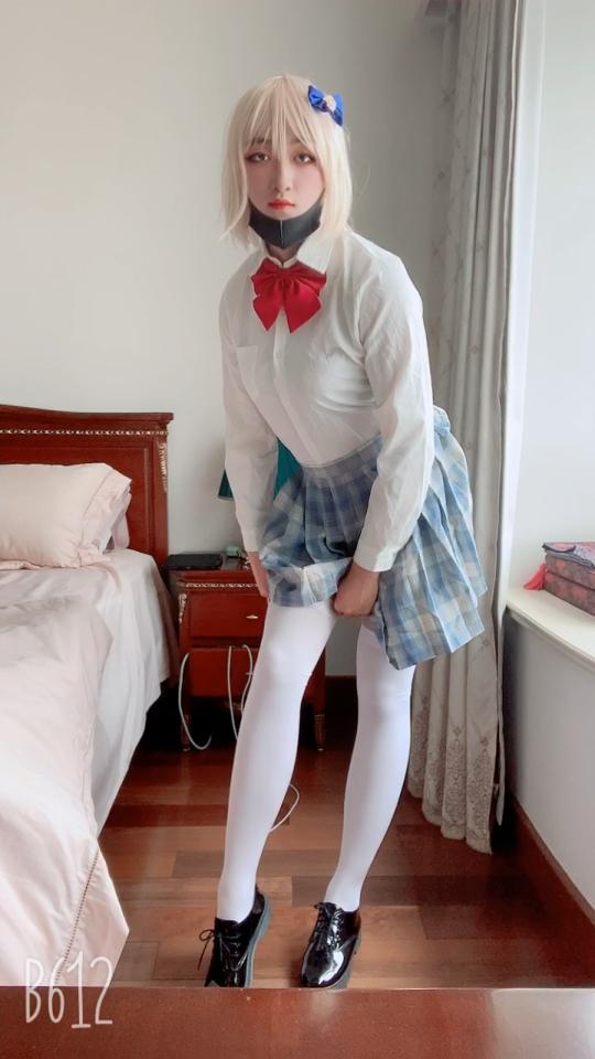 【Saber大小姐/JK】夏天啦，可以穿JK咯。捡到我只要让我白住，也不是不能做喔。  剃须好好看，虽然比较纯爱。夏天捆完之后双腿上总是有深深的勒痕，晚上穿着热裤就晃悠出去了，不知道会不会被人发现呢。