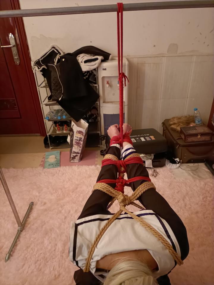 【憨憨怪】迟到的惩罚来了~这次憨憨被主人用后手缚吊在架子上~口球~丝袜蒙眼~胶带并腿顶脚踩指压板~电击器加持~呜呜呜~ 主人的惩罚来了||ヽ(*￣▽￣*)ノミ|Ю，上次脱缚没成功，惩罚如期而至，这次憨憨被主人用后手缚吊在架子上，腿上用胶带缠上，都直不起来了，又被带上口球，丝袜蒙眼，主人还在憨憨脚下放了指压板，主人不让憨憨把脚挪开，好痛ㄟ( θ﹏θ)厂，还有电击器，中途主人又双叒睡着了~，手臂好疼啊，电击器设置随机的，直接把憨憨电趴下了，唔~手被绑着了趴不下~~~，手也疼出了冷汗~呜呜呜~