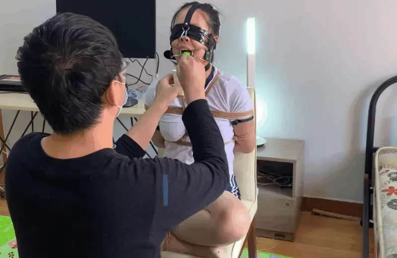 口水囚徒之青春妹子小倩的棒棒糖核酸检测加注射器水刑。运动装桃缚，强制收集挠痒，交流购约绑教程请加805351328 解压密码<span style='color:#b0b0b0;'>[隐藏文字，购买后可见]</span>感谢各位的支持，今天带来的是小倩的口水加水刑。今天的棒棒糖是苹果味的，不停的在口中搅拌加深入，口水大量流出，之后的话注射器水刑环节，因为蒙住了双眼，所以额外的<br>感觉到了恐惧。这次玩的依然非常开心。提前祝各位同好周末快乐！<br>另外为了方便各位同好约绑，博主最近推出了一个非常详细的约绑教程。里面有非常详细的从零基础开始教大家如何认识妹子，如何与妹子沟通等等。非常的实用，有兴趣的各位同好加805351328咨询。<br>下载操作：<br>1、电脑下载<br>2、解压<br>3、将压缩包内rar文件名后缀修改为mp4。<br>目前博主已经出了三个系列，分别是绝对真实调教系列，真实约怕系列，和最近新出的口水囚徒系列哦！都非常精彩，各种元素满满，希望各位同好多多支持！推特可以关注024玩奴原创。<br><br>
