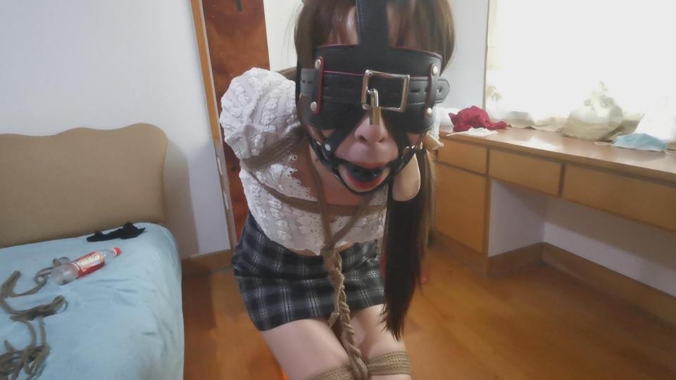 『我的媳妇』第40弹、口球、驷马、后手高、吊着半蹲、站不起来蹲不下去折腾的媳妇嗷嗷叫（日常着装） 片名:0515<br>时间:1小时03分<br>大小:2.27G<br>格式:zip 7z建议使用360压缩解压<br>失效站内信联系我<br>解压密码3119782105<br>请勿百度云在线解压或观看<br><br>有老铁问我上半身捆绑单一<br>我想说我也想换啊<br>媳妇喜欢直臂咋整<br>半蹲这个姿势确实磨人<br>吊着没几分钟就受不了（就是不解就是玩）<br>截图可能不明显<br>吊了会后媳妇上蹿下跳的眼泪哇哇的<br>反正事后我是挨揍了<br>那地上的口水哗啦啦的