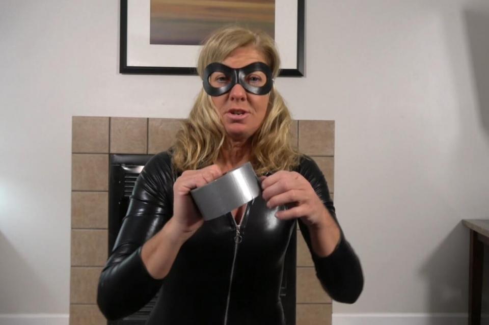 BURGLAR DAKKOTA CATCHES YOU HD WMV From: Bound In The Midwest <br>（第一视角 男m被绑架 坐缚 肉色丝袜堵嘴 胶带封嘴后捆绑）<br>YOU SPOT DAKKOTA SNEAKING AROUND YOUR HOUSE SHE WRESTLES YOU TIGHT ON THE COUCH TIES YOU UP AND GAGS YOU WITH HER PANTYHOSE STUFFED INTO YOUR MOUTH AND DUCT TAPES IT SHUT AND SHE TEASES YOU AND TORMENTS YOU WHILE YOU STRUGGLE ON THE COUCH<br>你当发现达科塔在你家里鬼鬼祟祟的时候，她把你紧紧地按在沙发上，绑起来，把她的肉色连裤袜塞进你的嘴里，然后用胶带封上，当你在沙发上挣扎的时候，她在取笑你，折磨你...<br><span style='color:#b0b0b0;'>[隐藏文字，购买后可见]</span>