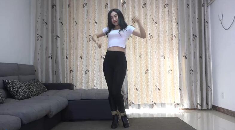 灰鸟定拍 大美女琳琳捆绑舞蹈坐老虎凳 大美女琳琳，双脚被捆绑起来，和戴上重镣，手舞足蹈的跳起舞蹈来，三套服装，由于跳的不够好，被惩罚坐老虎凳，加了五块转来惩罚琳琳。