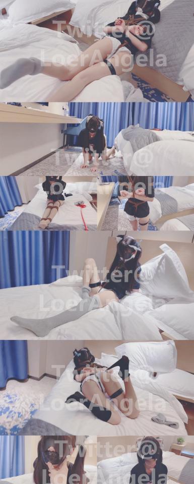 【紧缚实验VS鞭打处刑】内置两颗炮弹（TD）不间断轰炸下的逃脱实验，小G的无奈，脱不掉（完）的袜子，解不开的绳子，重重落下的鞭子，片尾有彩蛋，精彩小花絮。 1、平台内可直接在线观看及下载。<br>2、网盘文件下载后.doc后缀名改成.zip解压即可,解压后内部文件后缀改为.mp4即可，不可在线解压。<br>3、任务一，必须脱掉换上的三双不同的袜子，任务二，在不借助任何外力下脱缚。<br>在炮弹的刺激干扰下同时还用不到上身的情况下脱掉腿上的袜子，一双白色短丝袜，一双黑色过膝袜，一双过膝棉袜，难度还是蛮大的，看小G不停扭动的身躯，由于大幅度扭动时不时带来的强G。上身的绳结是系在胸前的，手绑在后面根本够不到，酒店的隔音效果不好，门外过道小朋友路过的声音听得很清楚，这也给小G带来了特殊的羞耻感。拍摄记录过程很真实，文字描述不出来，大家看图吧，精彩不容错过。<br>片尾彩蛋：小G挣脱束缚后的状态，卖萌扮可爱求放过。<br>最后关掉机器，要开始干一些不可描述的事情了。。。