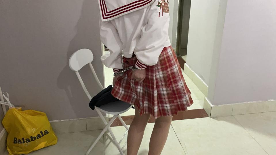 薇奈镣铐新人镣铐＋肉丝 A newcomer endures handcuffs, tight restraint, and stocking-focused fetish play.